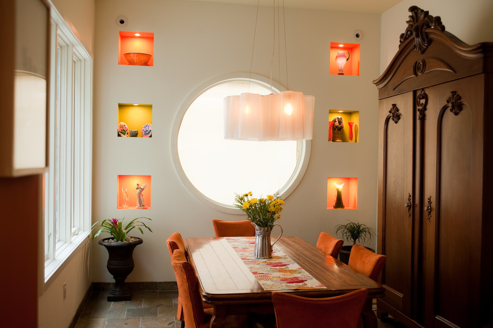 Idee per una sala da pranzo boho chic con pareti beige