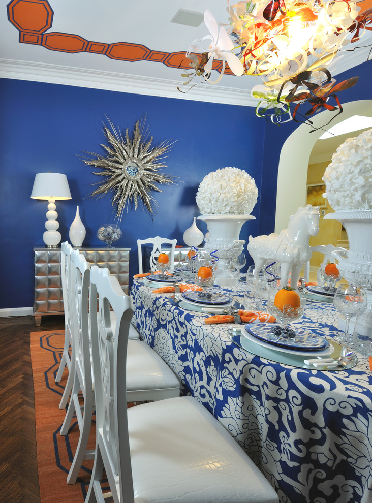 Immagine di una sala da pranzo bohémian di medie dimensioni con pareti blu e pavimento in legno massello medio
