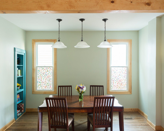 Ispirazione per una sala da pranzo aperta verso il soggiorno bohémian di medie dimensioni con pavimento in legno massello medio
