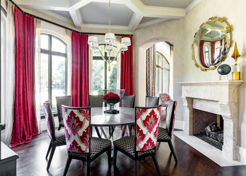 Esempio di una sala da pranzo chic con pareti beige, parquet scuro, camino classico, pavimento marrone e soffitto a cassettoni