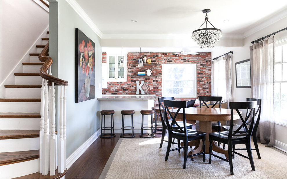 Esempio di una sala da pranzo aperta verso la cucina chic di medie dimensioni con pareti beige, pavimento in legno massello medio, nessun camino e pavimento marrone