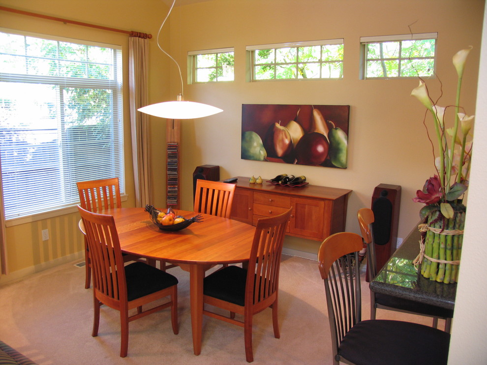 Inspiration pour une petite salle à manger ouverte sur le salon design avec un mur vert et un plafond voûté.