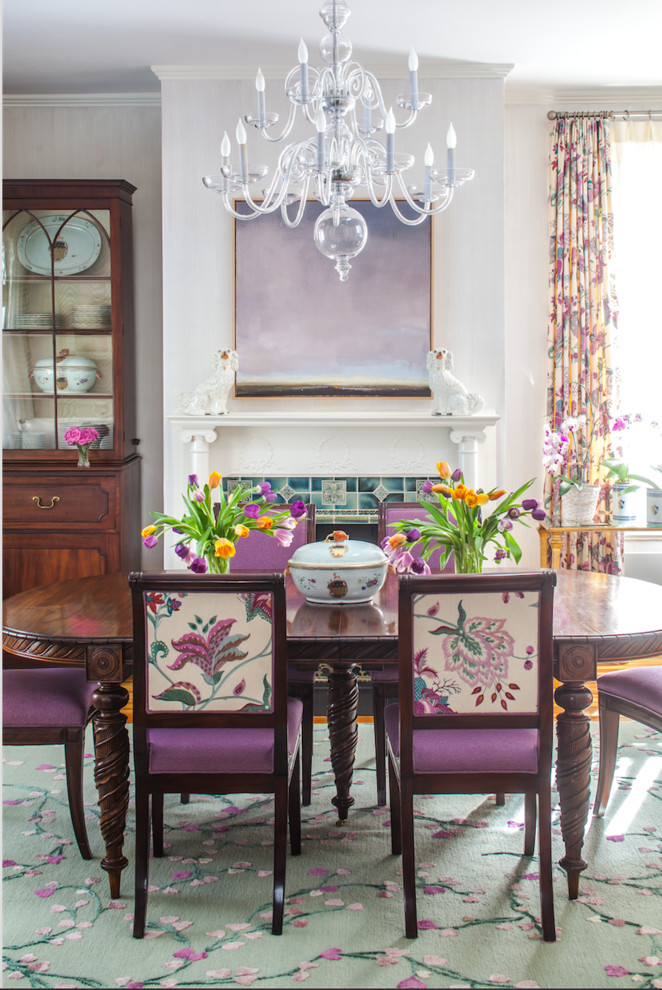 На фото: отдельная столовая в стиле неоклассика (современная классика) с фиолетовыми стенами, ковровым покрытием, фасадом камина из плитки и бирюзовым полом с