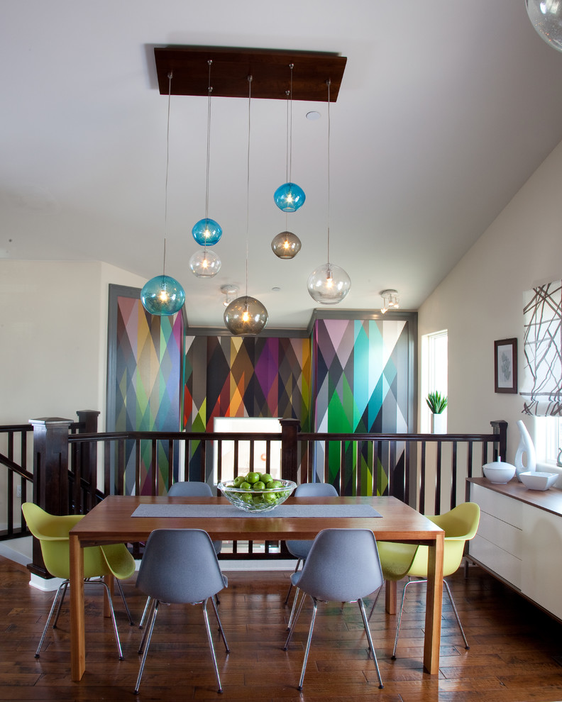 Esempio di una sala da pranzo design con pareti bianche e parquet scuro