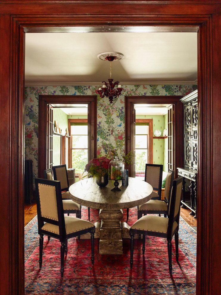 Cette image montre une salle à manger victorienne fermée et de taille moyenne avec un sol en bois brun.