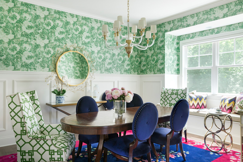 Idee per una sala da pranzo classica chiusa con pareti verdi, pavimento in legno massello medio e pavimento marrone