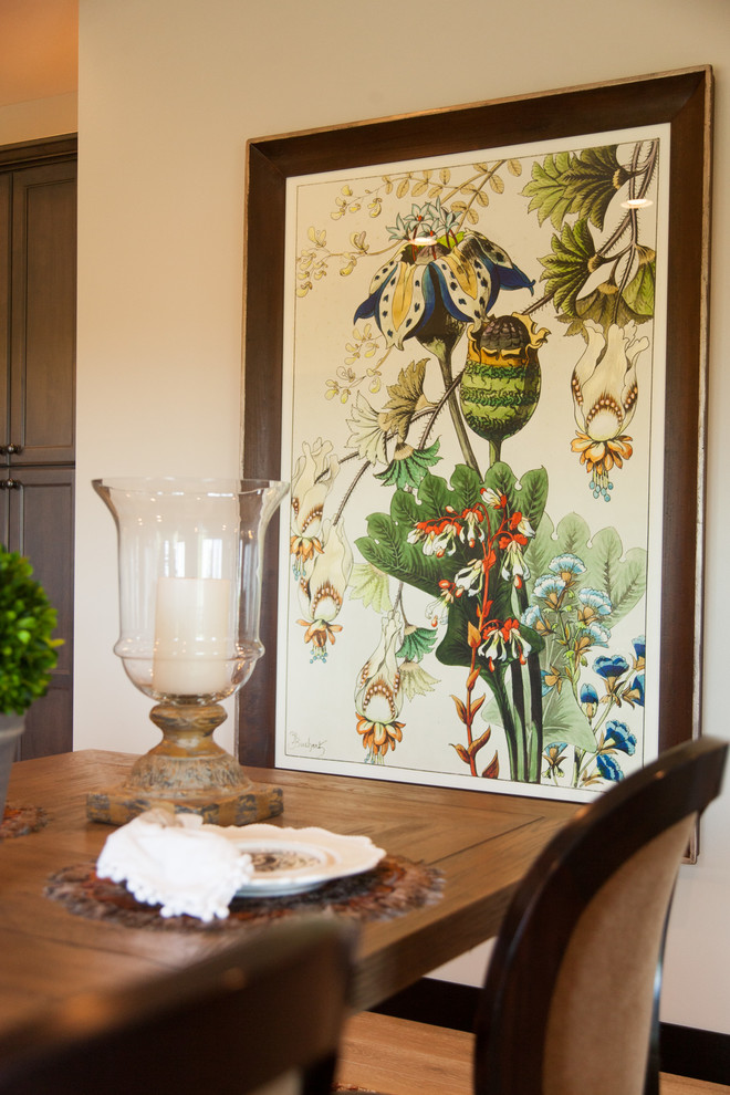 Idée de décoration pour une salle à manger ouverte sur le salon tradition de taille moyenne avec un mur beige, parquet clair et un sol marron.