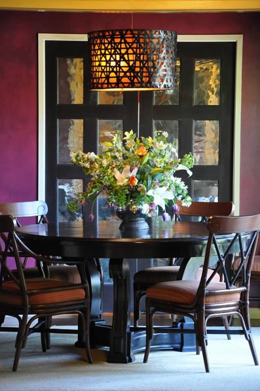 Inspiration pour une salle à manger ouverte sur la cuisine traditionnelle de taille moyenne avec un mur violet et moquette.