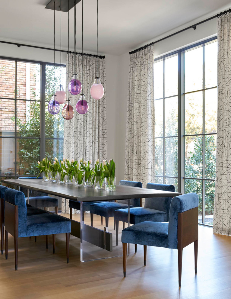 Idee per una sala da pranzo aperta verso il soggiorno contemporanea con pareti bianche e parquet chiaro