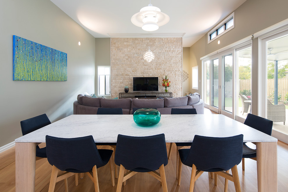 Immagine di una sala da pranzo minimal di medie dimensioni con pareti verdi e pavimento in legno massello medio