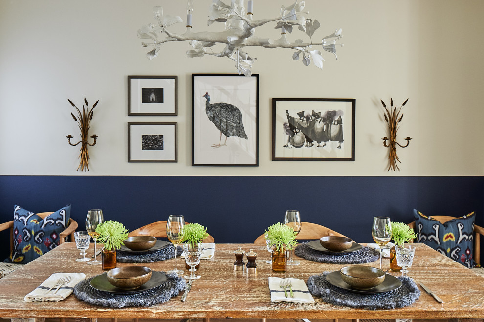 Foto de comedor clásico renovado de tamaño medio cerrado sin chimenea con paredes azules y suelo de madera clara
