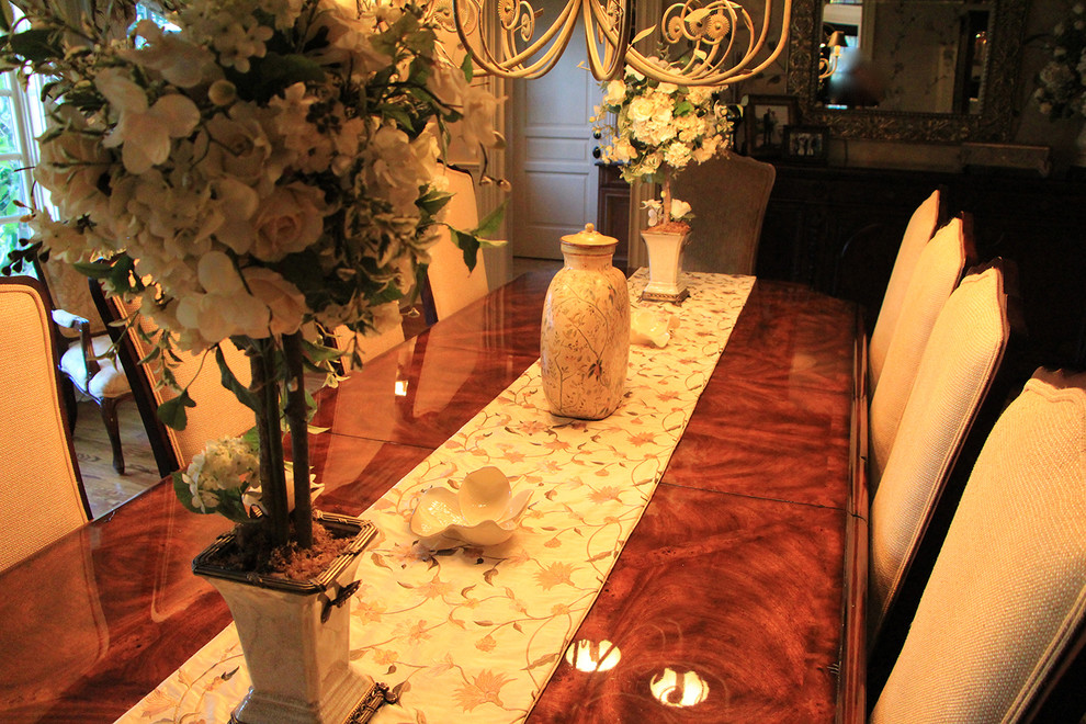 Aménagement d'une grande salle à manger classique fermée avec parquet foncé, un mur beige et un sol marron.