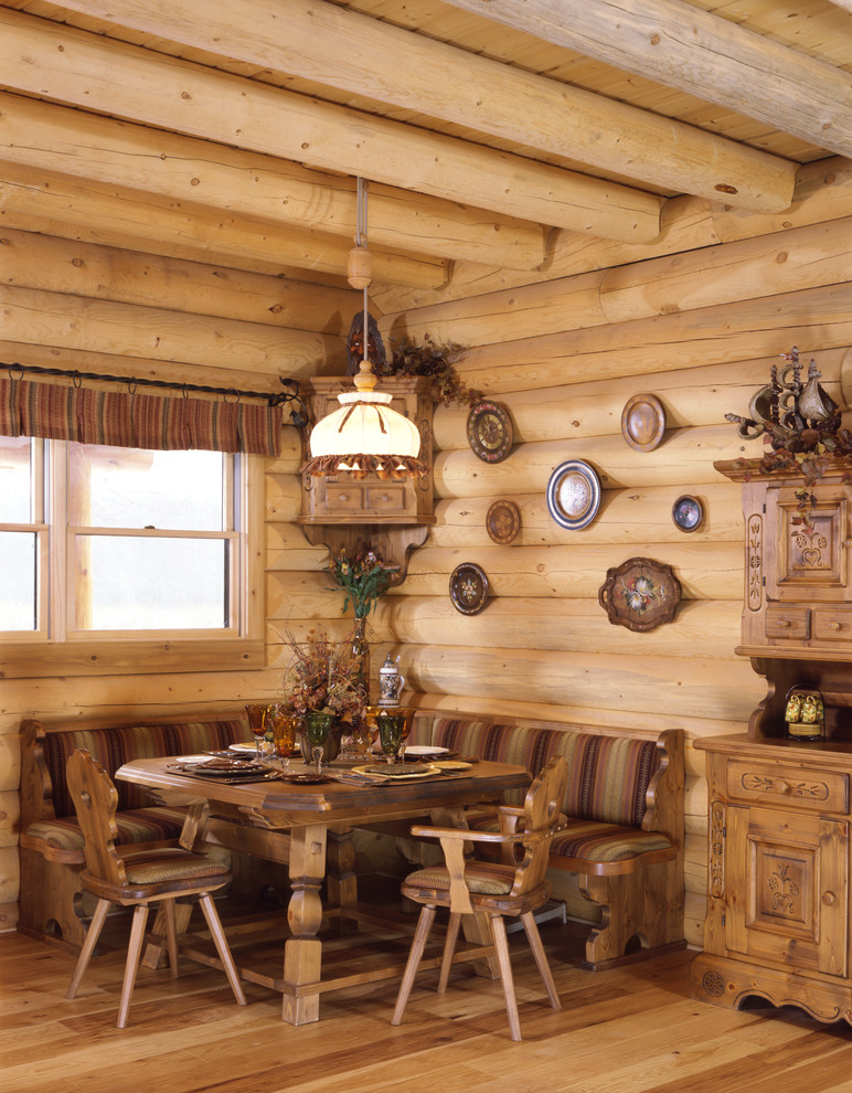 Inspiration pour une salle à manger chalet avec un sol en bois brun.