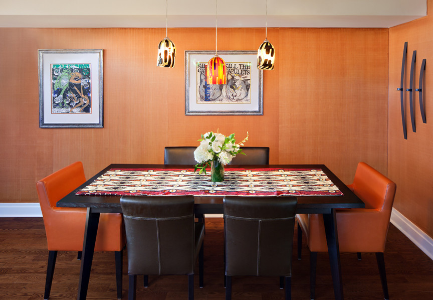 Источник вдохновения для домашнего уюта: гостиная-столовая среднего размера в стиле неоклассика (современная классика) с оранжевыми стенами и паркетным полом среднего тона без камина