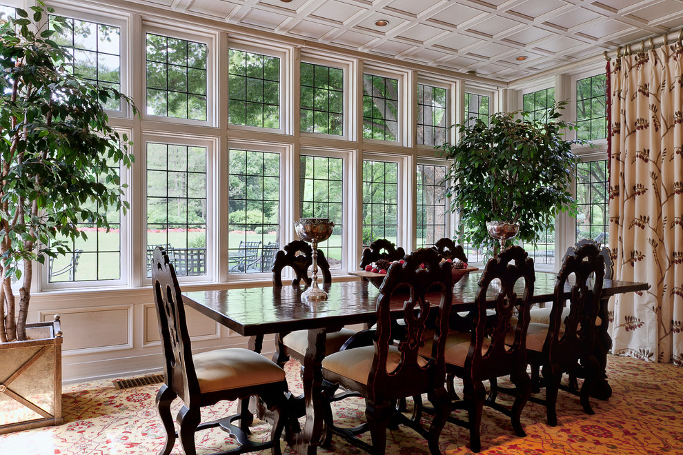 Cette image montre une rideau de salle à manger traditionnelle avec un mur blanc.