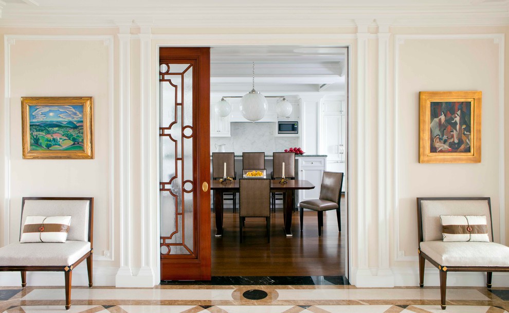 Ispirazione per una sala da pranzo aperta verso la cucina classica con pavimento in legno massello medio