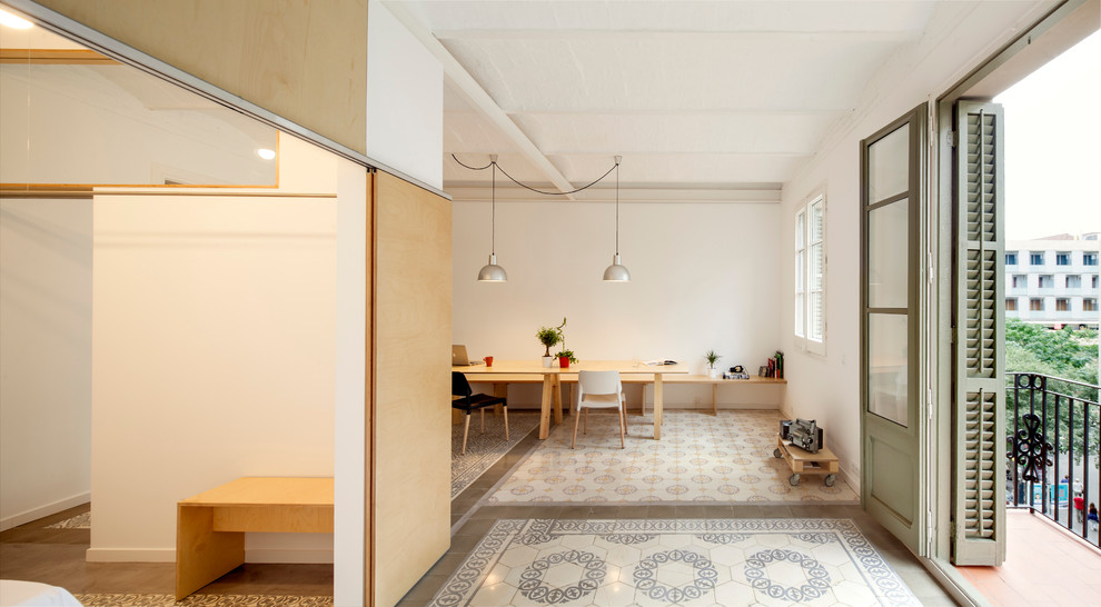 Immagine di una grande sala da pranzo aperta verso il soggiorno scandinava con pareti bianche