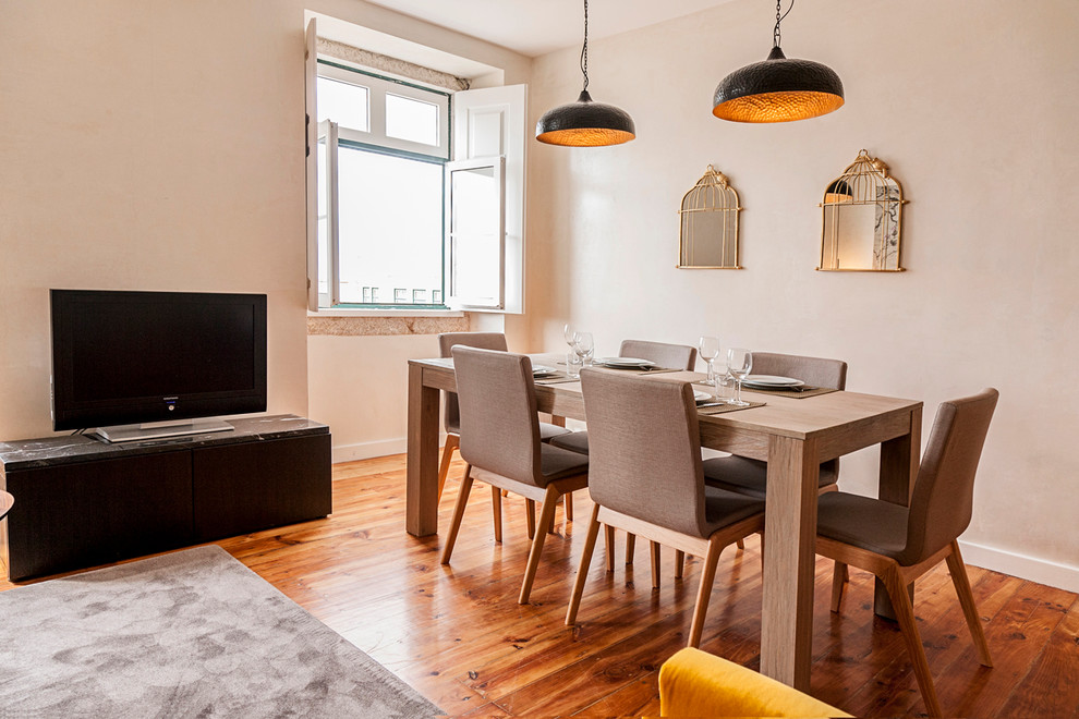 Immagine di una sala da pranzo aperta verso la cucina minimal di medie dimensioni con pareti beige e pavimento in legno massello medio