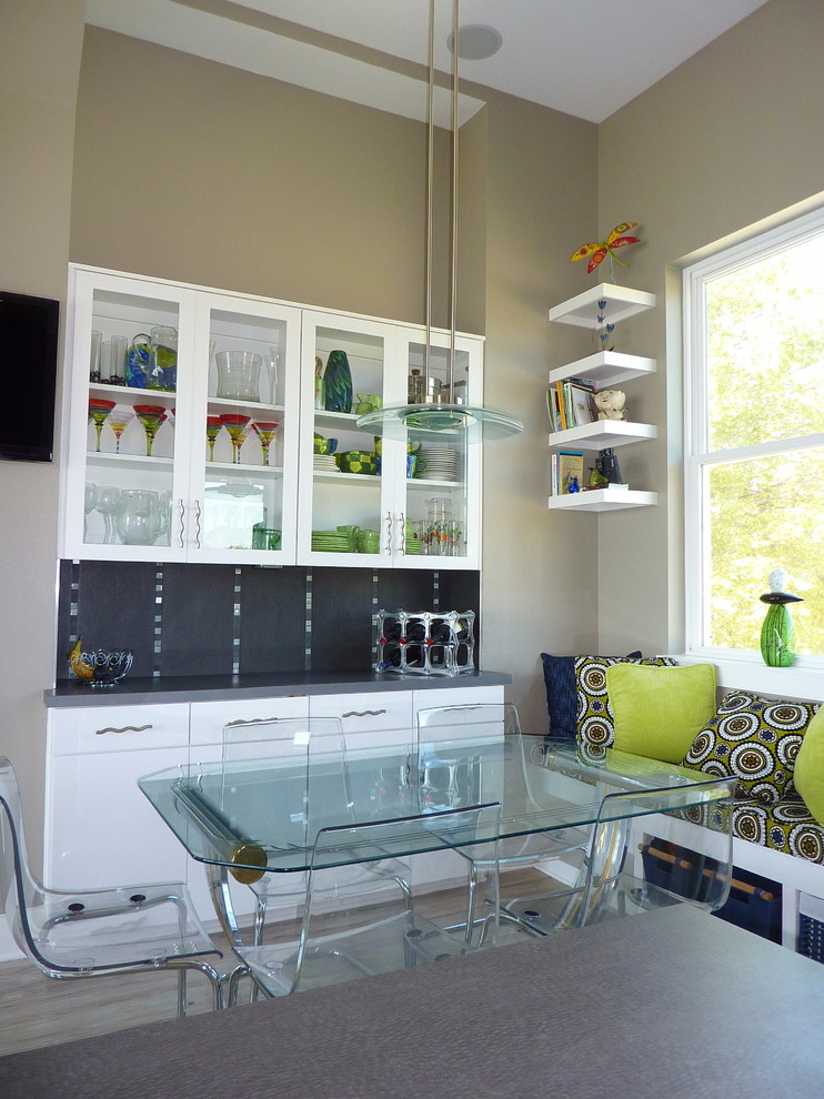 Cette image montre une salle à manger ouverte sur la cuisine design de taille moyenne avec un mur beige, parquet foncé et un sol gris.