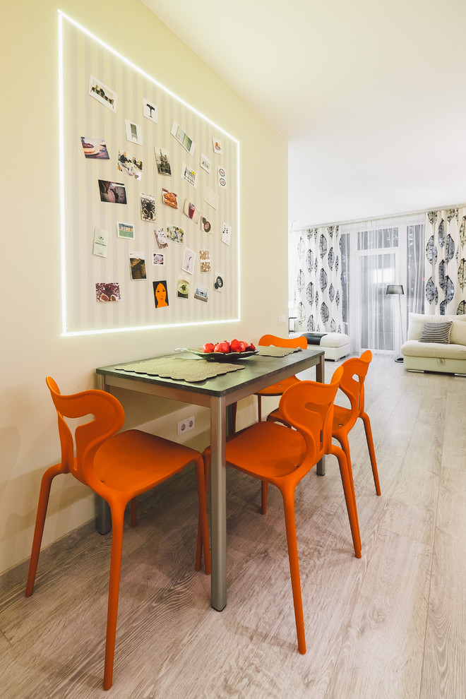 Стильный дизайн: маленькая кухня-столовая в стиле модернизм с разноцветными стенами и светлым паркетным полом для на участке и в саду - последний тренд