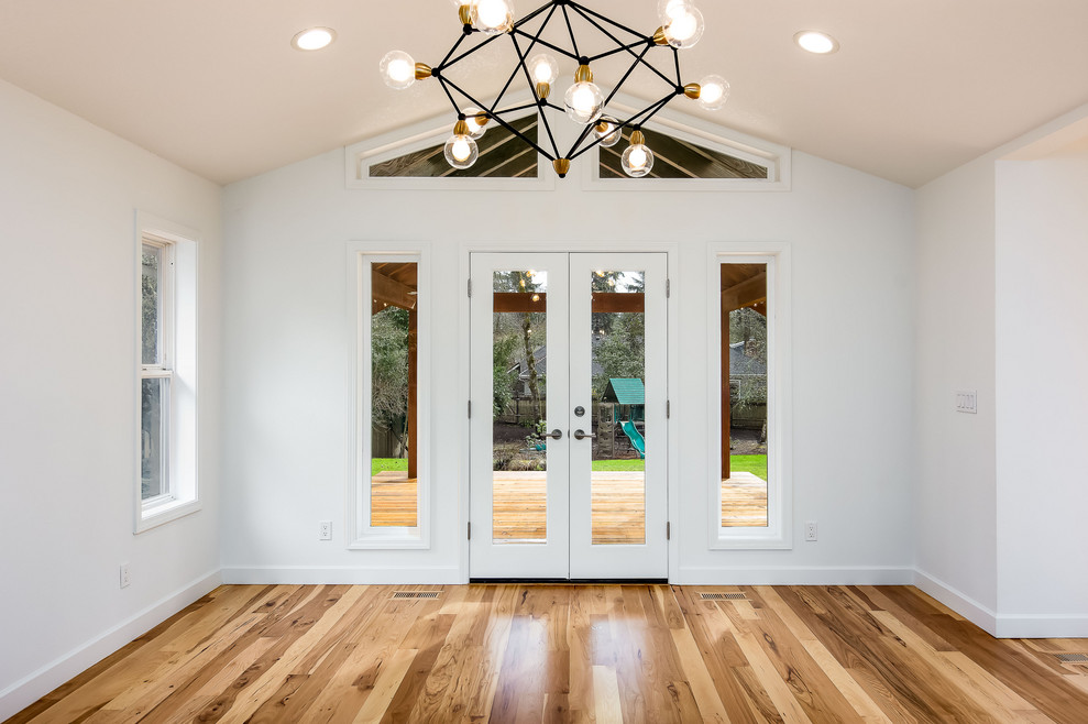 Offenes, Geräumiges Modernes Esszimmer mit weißer Wandfarbe, hellem Holzboden und braunem Boden in Portland