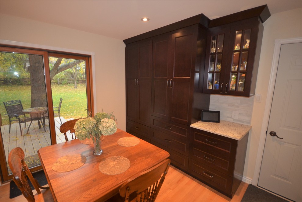 На фото: кухня-столовая среднего размера в классическом стиле с светлым паркетным полом, бежевыми стенами и коричневым полом