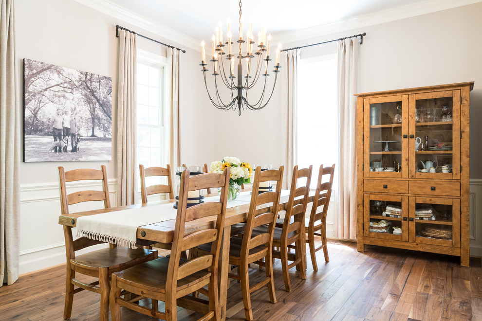 Esempio di una sala da pranzo country chiusa con pareti beige, pavimento in legno massello medio e pavimento marrone