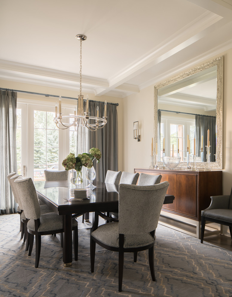 Esempio di una sala da pranzo classica chiusa con parquet scuro, pavimento marrone e pareti beige