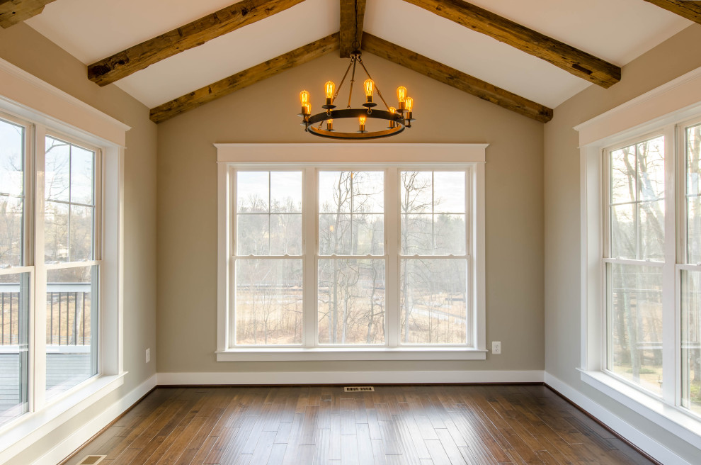 Cette image montre une salle à manger rustique avec une banquette d'angle, parquet foncé, un sol marron et un plafond voûté.