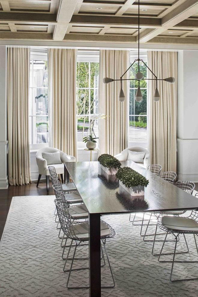 Immagine di una sala da pranzo aperta verso il soggiorno moderna di medie dimensioni con cornice del camino in mattoni