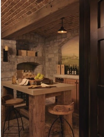 Idee per una sala da pranzo rustica chiusa e di medie dimensioni con pareti grigie e pavimento in mattoni