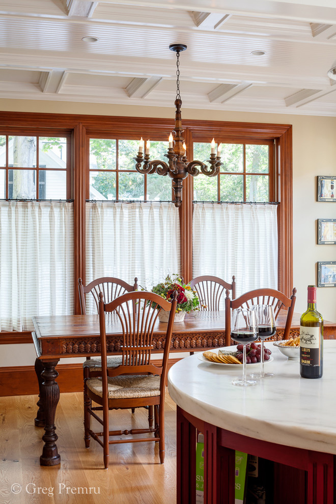 Foto di una sala da pranzo aperta verso la cucina chic di medie dimensioni con pareti beige, parquet chiaro e nessun camino