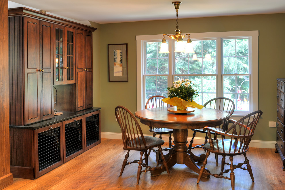 На фото: кухня-столовая среднего размера в стиле кантри с паркетным полом среднего тона, коричневым полом и зелеными стенами без камина с