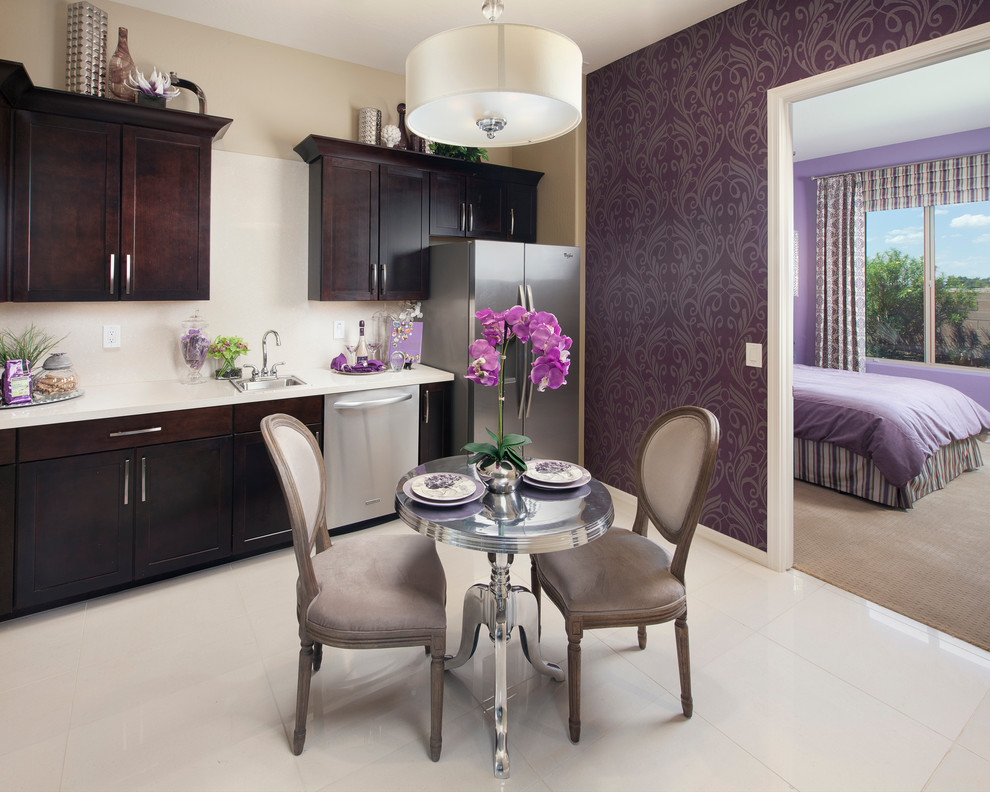 Идея дизайна: кухня-столовая в стиле неоклассика (современная классика) с фиолетовыми стенами