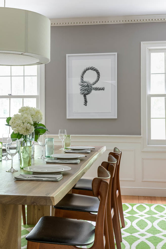 Cette photo montre une salle à manger ouverte sur le salon tendance de taille moyenne avec un mur gris, parquet clair et un sol beige.