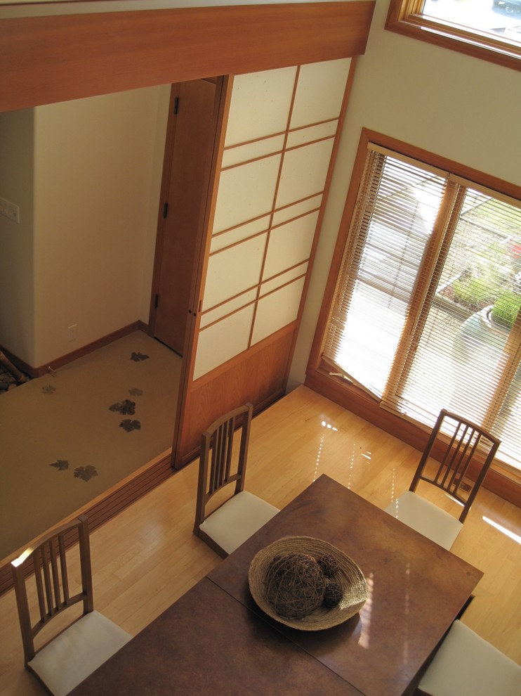Exemple d'une petite salle à manger tendance fermée avec un mur beige et parquet clair.