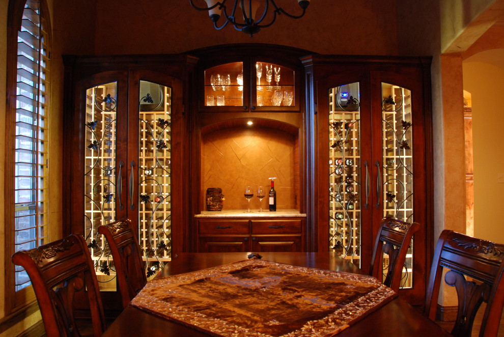 Immagine di una grande sala da pranzo aperta verso la cucina classica con pareti marroni e parquet scuro