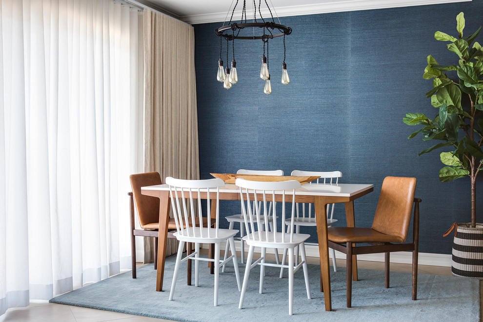Стильный дизайн: маленькая гостиная-столовая в стиле неоклассика (современная классика) с синими стенами и бежевым полом без камина для на участке и в саду - последний тренд
