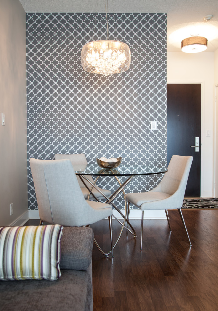Aménagement d'une petite salle à manger ouverte sur la cuisine contemporaine avec un mur gris et parquet foncé.