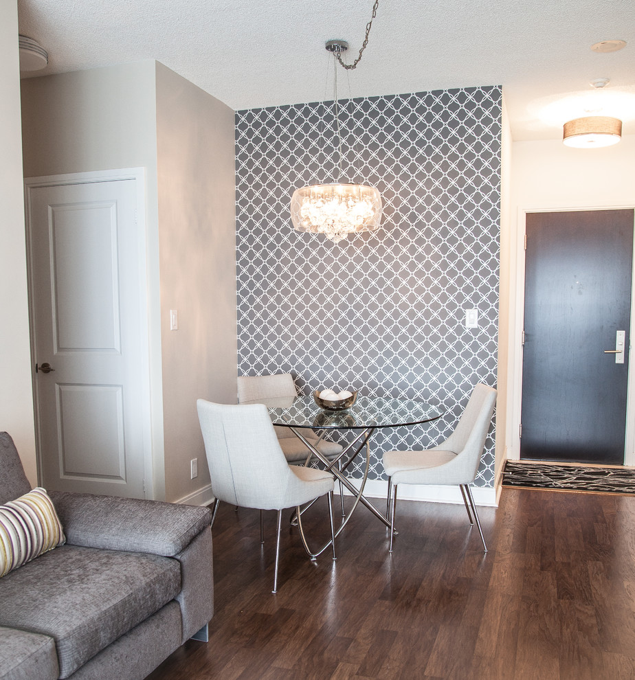 Kleine Moderne Wohnküche ohne Kamin mit grauer Wandfarbe, dunklem Holzboden und braunem Boden in Toronto