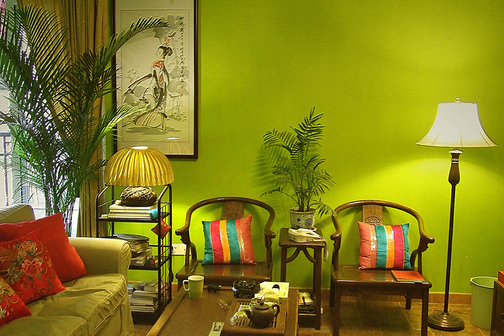 Immagine di una piccola sala da pranzo aperta verso il soggiorno bohémian con pareti verdi, pavimento con piastrelle in ceramica e pavimento marrone