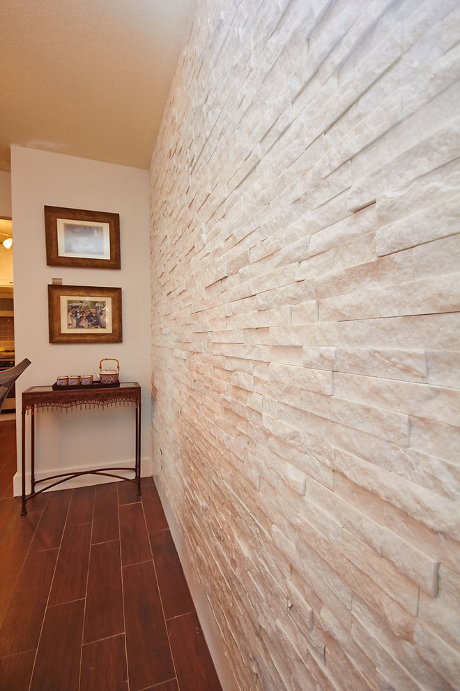 ワシントンD.C.にある高級な中くらいなコンテンポラリースタイルのおしゃれな独立型ダイニング (白い壁、濃色無垢フローリング、暖炉なし) の写真