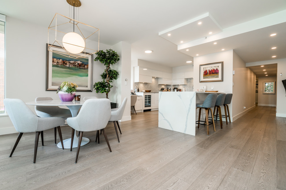 Mittelgroße Moderne Wohnküche mit weißer Wandfarbe, braunem Holzboden und grauem Boden in Vancouver