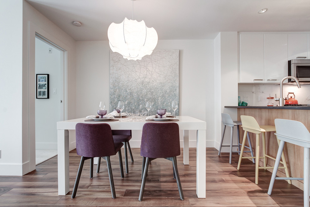 Стильный дизайн: кухня-столовая среднего размера в скандинавском стиле с белыми стенами, полом из ламината и коричневым полом - последний тренд