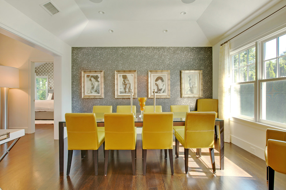 Foto di una sala da pranzo contemporanea con pareti grigie e pavimento in legno massello medio