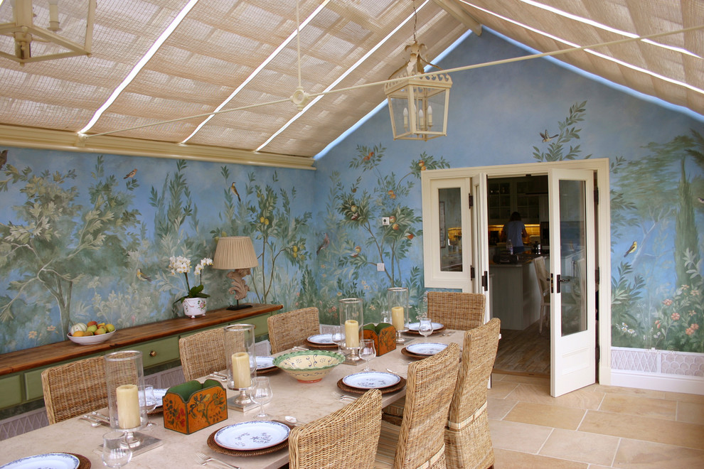 Klassisk inredning av en matplats, med flerfärgade väggar och travertin golv