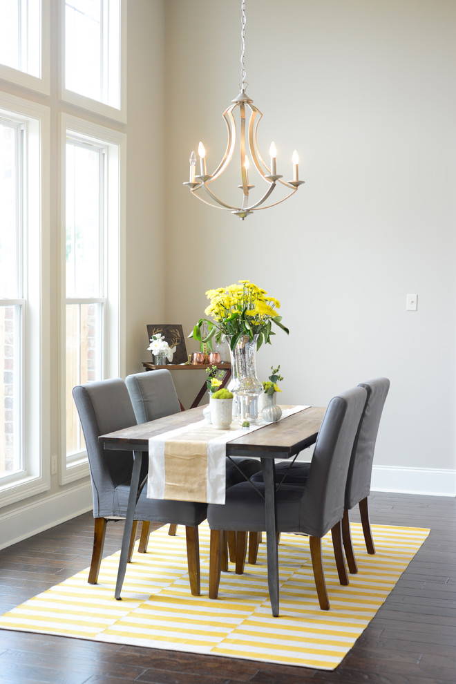 Foto di una sala da pranzo aperta verso la cucina classica di medie dimensioni con pareti beige, parquet scuro e pavimento marrone