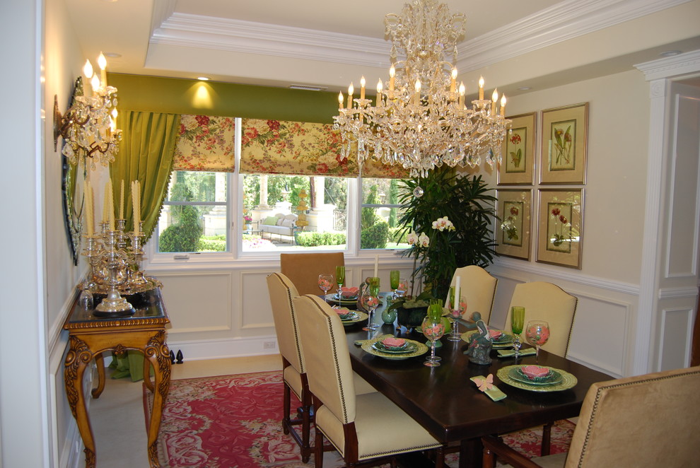Immagine di una sala da pranzo classica chiusa con pareti beige