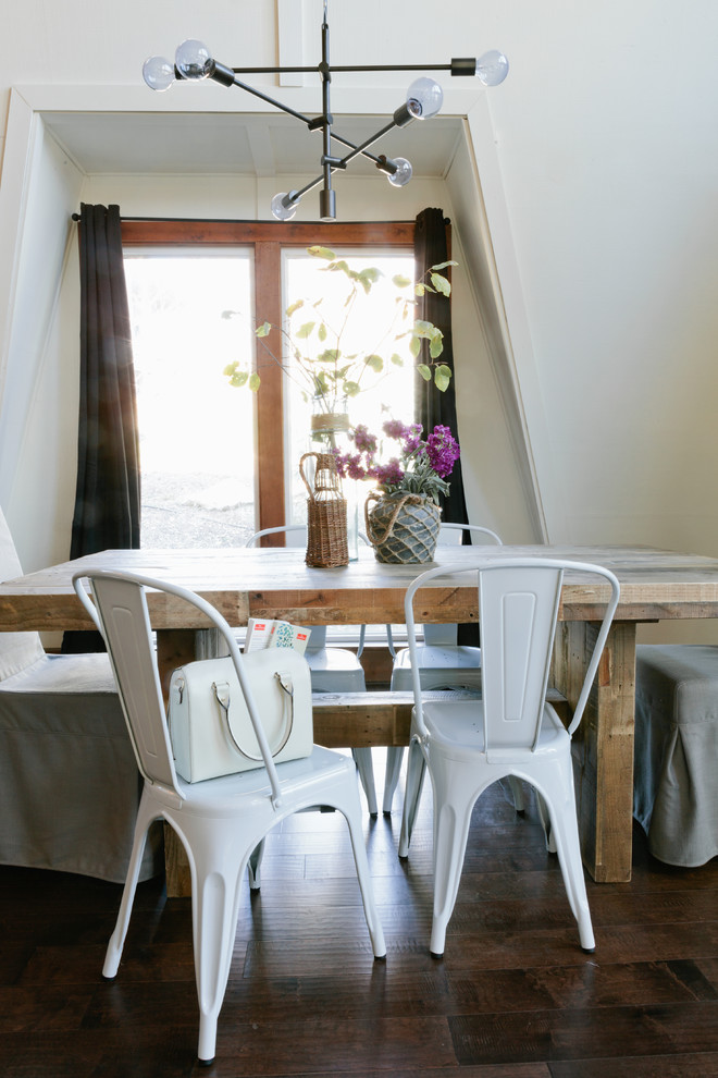 Foto de comedor rústico con suelo de madera oscura