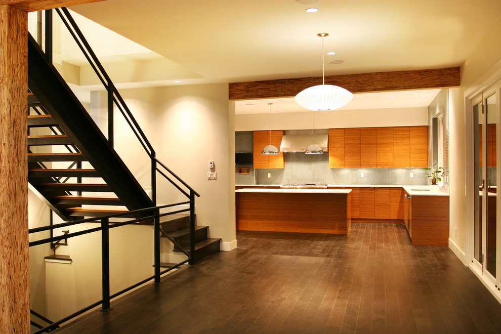 Offenes, Großes Modernes Esszimmer mit beiger Wandfarbe und dunklem Holzboden in Vancouver